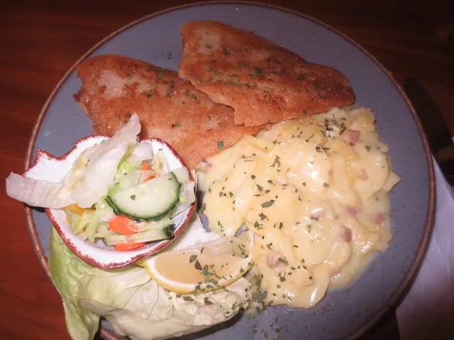 Scholle mit Speckkartoffelsalat und Frischsalat