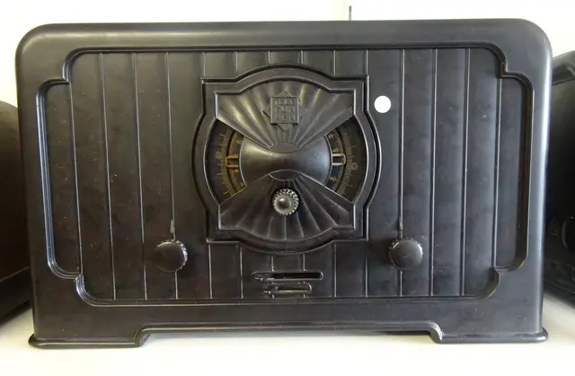 Die Vorderseite des Telefunkens 230 W. Er stammt von der Sammlung von Heinz Maxzin.  | Foto: Otto Killensberger