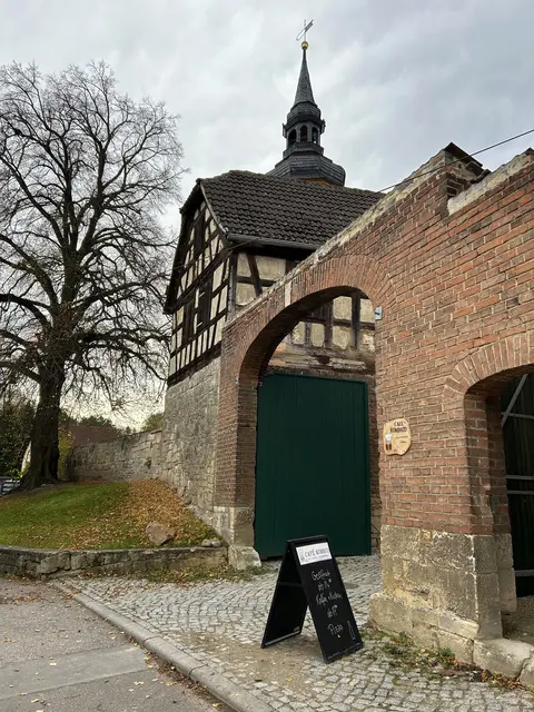 Der Turm gehört zur Kirche von Boblas. 