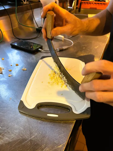 Vorbereitungsarbeiten für Pizzen, die ab 17:00 Uhr zu haben sind. 