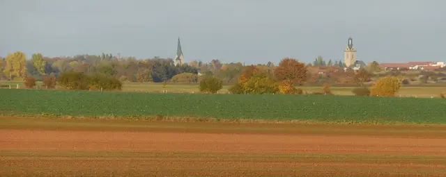 Herbstlicher Blick auf die beiden ev. Kirchen von Korbach. In der Bildmitte ist der Turm der "Nikolai-Kirche" zu sehen und rechts der Turm der "Kilians-Kirche". Das Foto habe ich am 30.10.2016 gegen 15.10 Uhr aus Richtung meines Lieblingsbaumes gemacht.
 | Foto: M. A.