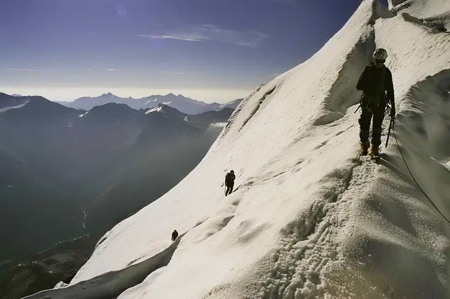 Steile Firnflanken müssen erklommen werden. Ein Ausrutschen ist hier nicht erlaubt. Zum Beispiel Unachtsamkeit oder Schneestollen unter den Steigeisen können dazu führen. 