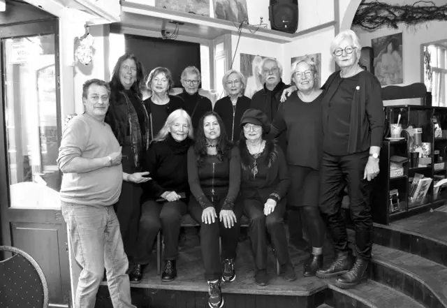 Der DGB-Chor Hannover mit Ginkgoo-Gastwirt Jens Klinkert (l.) 