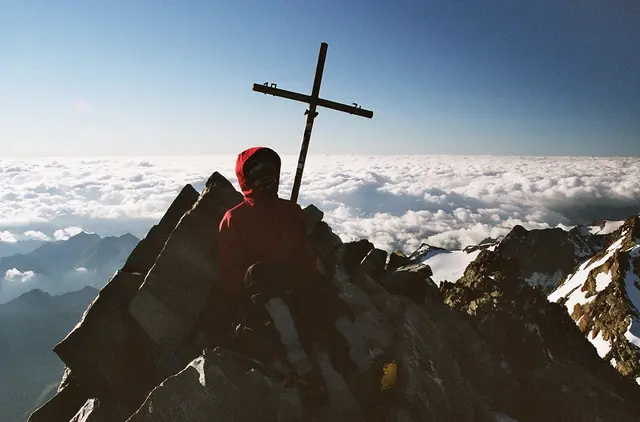 Durch einen Mitreißunfall einer ganzen Seilschaft am Lagginhorn fanden 2012 fünf Deutsche den Tod. Im Abstieg, kurz unterhalb dieses Gipfels, stürzten sie in die Tiefe.  | Foto: Kurt Wolter