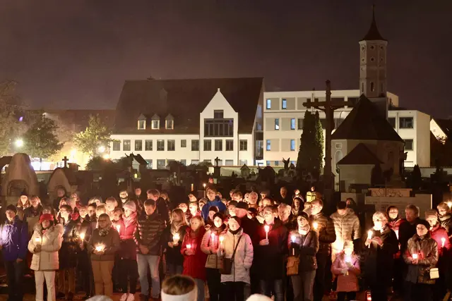 Totengedenken auf dem alten Friedhof 