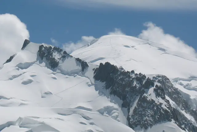 Durch ein abbrechendes Eisbrett starben 2012 am Mont Maudit, im Vordergrund, neun Bergsteiger. | Foto: Markus Wolter