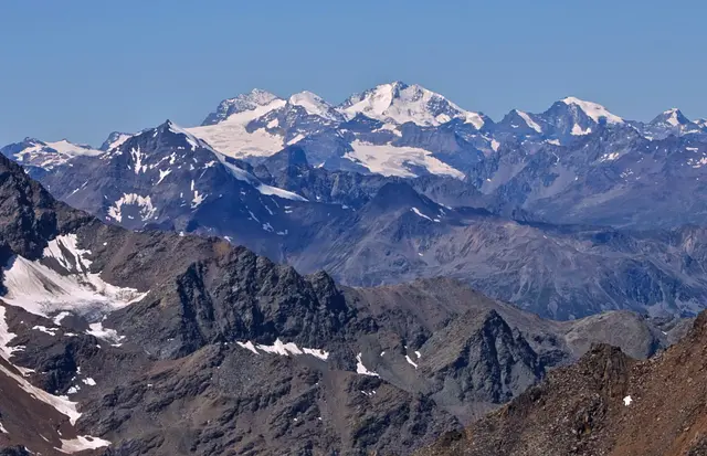 An der Vertainspitze, zum linken Bildrand, ereignete sich das Unglück. Im Hintergrund Ortler, Königspitze und Monte Cebru. | Foto: Markus Wolter