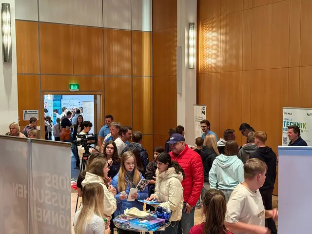 Volle Halle bei der Azubi-Night: Rund 550 Jugendliche nutzten die Gelegenheit, bei Spiel und Spaß direkt mit den Bobinger Betrieben ins Gespräch zu kommen. | Foto: Eva-Maria Gürpinar