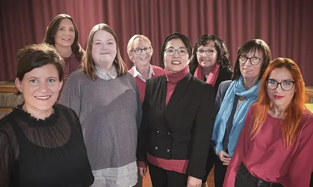 Die Doppelspitze bilden Kathrin Schneider (3.v.l.) und Xiaoling Shen-Türk (5.v.l.). Als stellvertretende Vorsitzende wurden Carina Fürst (8.v.l.) und Gaby Mücke (4.v.l.) gewählt. Zu den Beisitzerinnen gehören Nicole Mathes (Bürgermeisterin-Kandidatin in Aichach, 1.v.l.), Helga Holland (6.v.l.), Jana Stöckel (2.v.l.), Janet Schumacher (7.v.l.) und Renate Schubert (leider bei Fototermin verhindert).