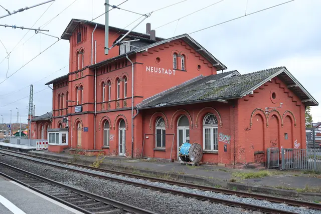 Am Bahnhofsgebäude in Neustadt finden sich der alte Hausbahnsteig und ein neuer Bahnsteig.