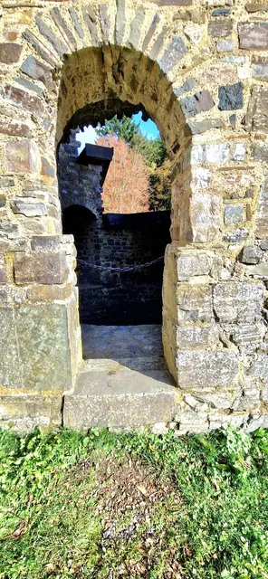 Burgruine Hatzfeld im Herbst