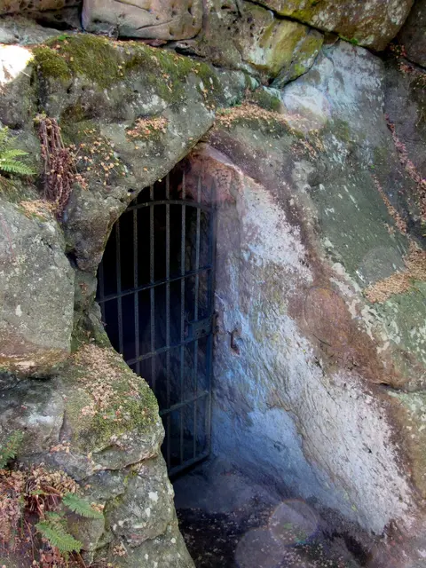 In einer kleinen in den Fels gehauenen Kapelle, kann der Legende gedacht werden. | Foto: Kurt Wolter