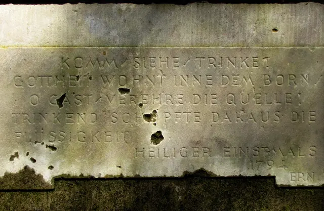 Auch heute spendet sie noch Wasser, in deren naheliegenden Teich früher aus Gesundheitsgründen gebadet wurde. 1794 wurde der Stein über die Quelle gesetzt.