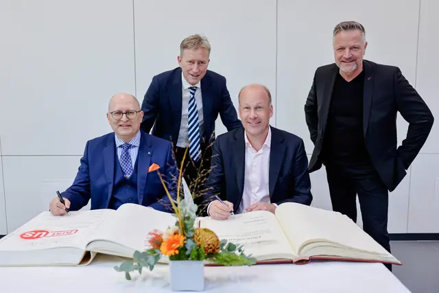 Von links: Stefan Düll, Schulleiter des Justus-von-Liebig-Gymnasiums, Richard Greiner, Erster Bür-germeister der Stadt Neusäß, Martin Sailer, Landrat des Landkreises Augsburg, und Alexander Müller, Architekt bei m2s architekten, trugen sich im Rahmen der Einweihungsfeier in die Golde-nen Bücher des Landkreises Augsburg und der Stadt Neusäß ein. | Foto: Julia Pietsch