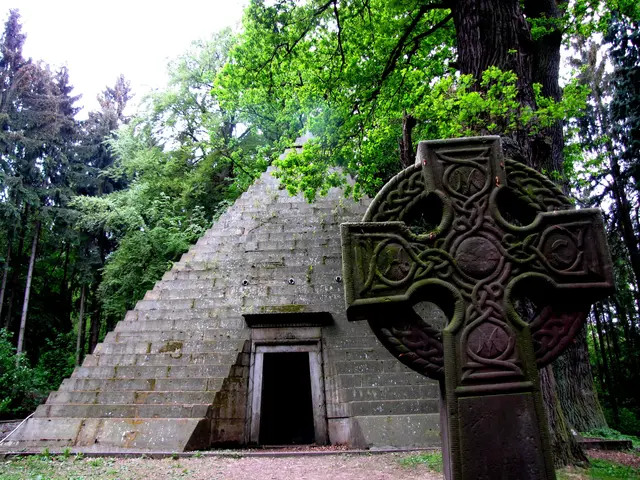 Das Mausoleums, von einer hohen Mauer umgeben, ist die Grabanlage der Familie des Grafen zu Münster. Das Keltenkreuz weist darauf hin, dass der Graf ein hannoversch-britischer Staatsmann war. | Foto: Kurt Wolter