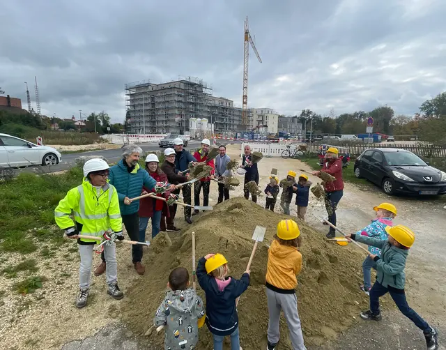 Große Freude bei allen Beteiligten am Spatenstich in Günzburg: Die Arbeiten an der neuen Kita Auweg sind nun gestartet. | Foto: Michael Lindner / Stadt Günzburg