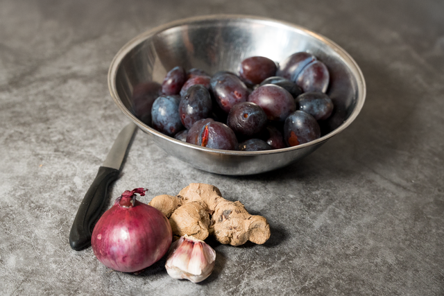 Sabinas Kochstudio: Zwetschgen-Ketchup - die Zutaten | Foto: FSeventfoto