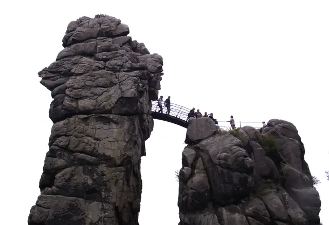 Andere Menschen fühlen sich von den beeindruckenden Felsen auf spirituelle Art angezogen. Besonders zur Sommersonnenwende oder zur Walpurgisnacht. | Foto: Kurt Wolter