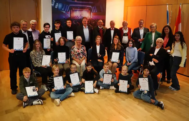 Die Stadt Günzburg würdigte das herausragende ehrenamtliche Engagement zahlreicher Kulturtätiger sowie erfolgreicher Musikschüler in der diesjährigen Ehrung. | Foto: Johanna Hofgärtner / Stadt Günzburg