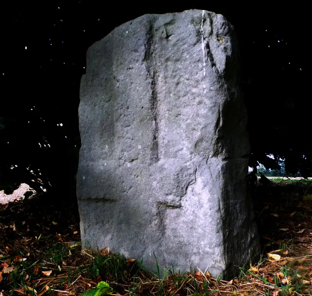 An den Füßen gebunden und mit dem Kopf nach unten, wurde er an dem Ast eines Baumes aufgehängd. So fand er den Tod. Dieser Kreuzstein mit dem umgekehrt Kreuz, einem Petruskreuz, soll daran erinnern. 