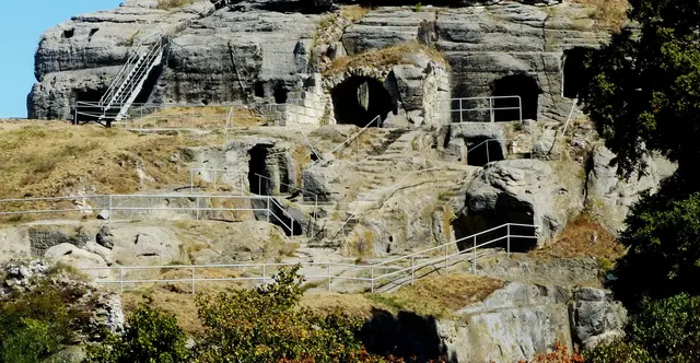 Von der einstigen Burg Regenstein bei Blankenburg sind noch die Kellergewölbe und ein Turmstumpf erhalten. Eine Sage gibt es aus der Zeit, als angebliche Raubritter die Burg bewohnten und die Gegend unsicher machten. | Foto: Kurt Wolter