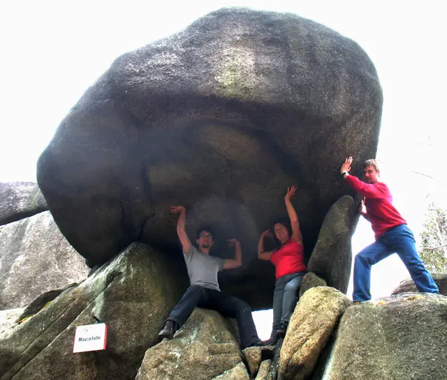 Ein anderes Naturwunder gibt es im Okertal im Harz oben an den Kästeklippen, die Mausefalle. Ein Riesenbrocken ruht auf einem kleinen, stützenden Stein. Wie kann das halten, und wie ist es dazu gekommen? Ist es Hexenwerk oder das von Riesen? | Foto: Kurt Wolter