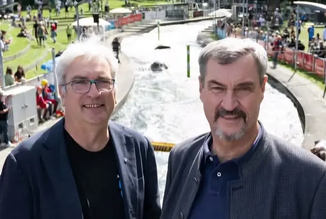 links Hans Peter Pleitner neben Dr. Markus Söder am Eiskanal in Augsburg | Foto: Marianne Stenglein und 1 Privat