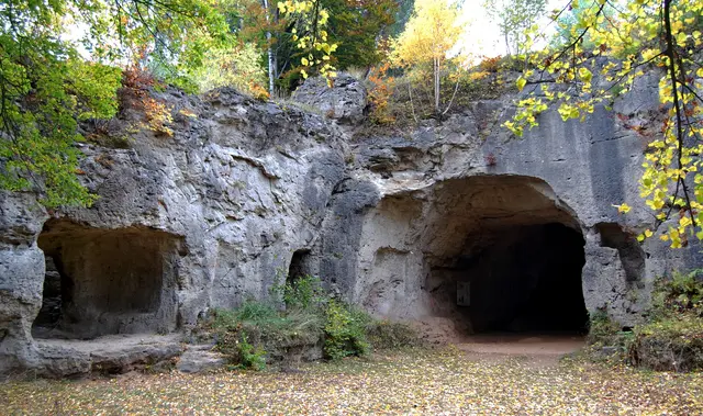 Die Steinkirche bei Scharzfeld ist ein Höhlenraum, der aber, um im Mittelalter als Kirche dienen zu können, durch Aushauen vergrößert wurde. Unter diesem Vorplatz konnte ein Friedhof mit etwa 100 Särgen entdeckt werden. Die Toten wurden in Holzsärgen bestattet. Ein einziger war aus Stein, in dem das Skelett einer Frau lag. | Foto: Kurt Wolter