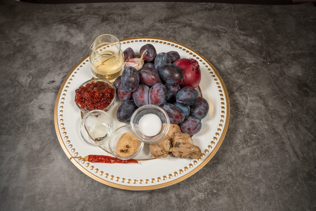 Sabinas Kochstudio: Zwetschgen-Ketchup - die Zutaten | Foto: FSeventfoto