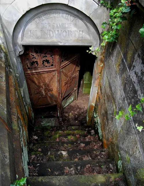 Offene Türen laden zum Eintreten ein. Was mag sich da unten verbergen? | Foto: Kurt Wolter