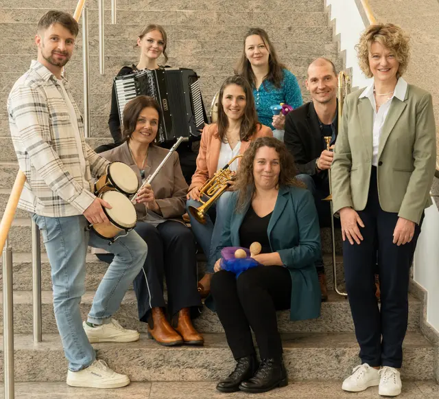 Musikschulleiterin Anja Baldauf (rechts) begrüßt die neuen Lehrkräfte der Städtischen Musikschule Günzburg. | Foto: Philipp Röger für die Stadt Günzburg