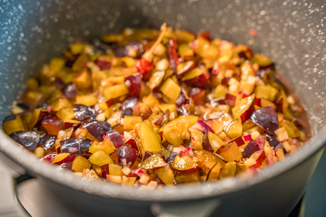 Sabinas Kochstudio: Zwetschgen-Ketchup | Foto: FSeventfoto
