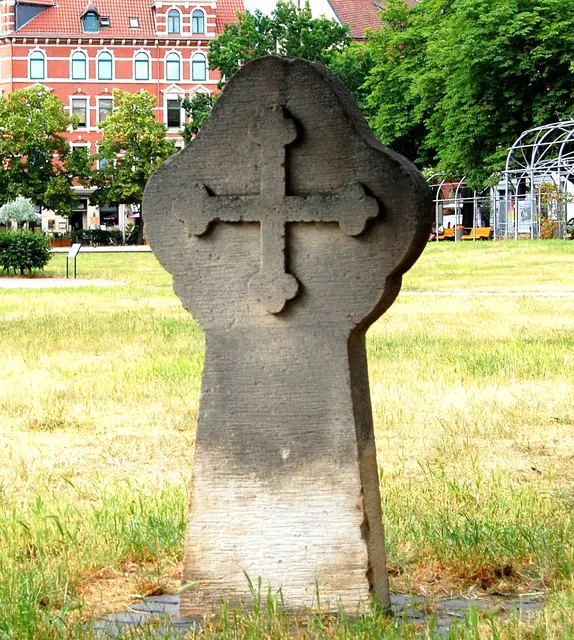 Schließlich wurde er gefasst und zum Tode durch Rädern verurteilt. Dieser Kreuzstein (eine Kopie des echten), der damals an der Richtstätte vor dem Steintor gestanden haben soll, war Zeuge der grausamen, qualvollen Hinrichtung.  | Foto: Kurt Wolter