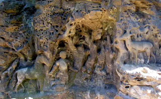 Es ist ein Ort der Hubertuslegende, die in einem Felsrelief dargestellt wird.
Als ein Ritter statt Sonntags in die Kirche zu gehen, den finsteren Wald vorzog um zu Jagen, traf er einen großen Hirsch. Er warf eine Lanze auf dessen Stirn, die dem Tier nichts anhaben konnte. Da bildete sich zwischen dessen Geweihstangen ein goldenes Kreuz. Der Ritter fiel auf die Knie und gelobte von da an gottesfürchtig zu leben.  | Foto: Kurt Wolter