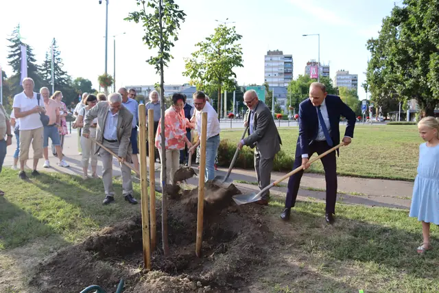 "Stadt auf Reisen" in Gödöllő: Die beiden Bürgermeister Klaus Habermann und Gemesi György pflanzten als Zeichen der freundschaftlichen Verbindung beider Städte gemeinsam einen Baum im Schlosspark. | Foto: Irene Rung