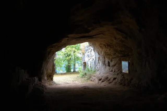 In der Steinzeit diente die Höhle Rentierjägern als Unterkunft. Im diesen Kirchenraum, links an der Wand, befindet sich der Altar, der aus dem Dolomitgestein herausgehauen wurde. Ein vergitterter Schacht führt in die Tiefe.