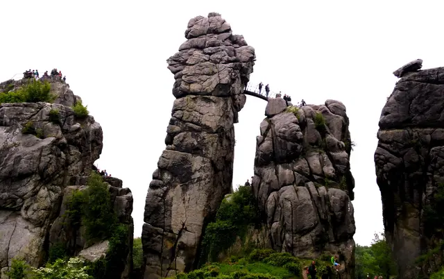 Die Externsteine im Teutoburger Wald sind ein mystischer Ort. 
Legenden und Deutungen versuchen sie zu erklären. War es ein germanisches Heiligtum oder ein christliches Zentrum? Niemand konnte bisher die Wahrheit herausfinden.
 | Foto: Kurt Wolter