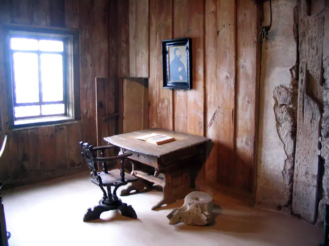 In der Lutherstube auf der Wartburg hat der Reformator in nur 10 Wochen das Neue Testament der Bibel aus dem Griechischen ins Deutsche  übersetzt. Doch dabei ist er dem Teufel begegnet.  Als Luther dessen Schatten an der Wand sah, schleuderte er sein Tintenfass nach ihm. | Foto: Kurt Wolter