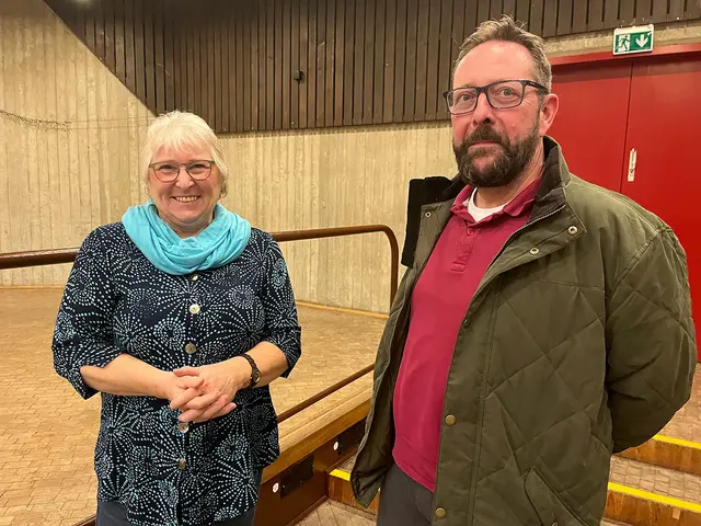 Zwei Vertreter von Vereinen im Stadtbezirk beim Bezirksrat: Armgard Beinhorn von SchMitt e.V. und Dr. Stefan Dach von der DLRG