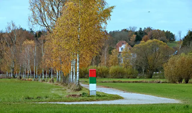 Der "Wiesenweg", heute meist "Kirchenweg" genannt durchquert das Schmuttertal zwischen Westheim und Hainhofen