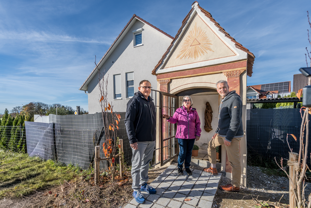 Für die Bürgerinnen und Bürger vom Friedberger Ortsteil Haberskirch ist es ein gefühltes „nach Hause kommen“ wenn sie am Ortseingang von der instandgesetzten Marienkapelle begrüßt werden. Mit erheblichem Aufwand hat die Stadt Friedberg das Bauwerk und die Anlage erneuert. Im Bild von links; Andreas Steber (städt. Abteilung Gebäudewirtschaft)), Rita Modes, (Kümmerin für den Kapellenerhalt) und Friedbergs Erster Bürgermeister Roland Eichmann
 | Foto: FSeventfoto