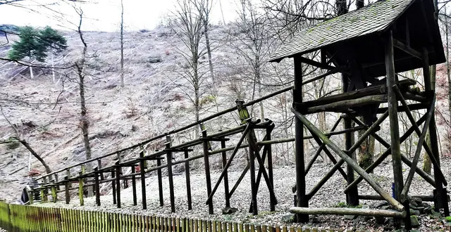 Modell eines Wasserrades mit angeschlossenen Gestänge zur Kraftübertragung  (Archivbild)