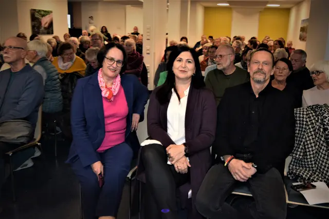 Mehr als einhundert Personen folgten der Einladung, sich über die weitere Entwicklung der Abteilung Akutgeriatrie zu einem Zentrum der Altersmedizin zu informieren, sie hatten deshalb volles Haus in der Wertinger Kreisklinik (von links) die Spezialistin für Geriatrie und Innere Medizin, Chefärztin Dr. med. Martina Brielmaier, die leitende Oberärztin der Akutgeriatrie und Inneren Medizin sowie Geriaterin, Kiriaki Panagiotidou und der Geriater in Ausbildung sowie erfahrene Chirurg, Unfallchirurg und Oberarzt, Dr. med. Hubert Grundner.  | Foto: Ulrike Hauke