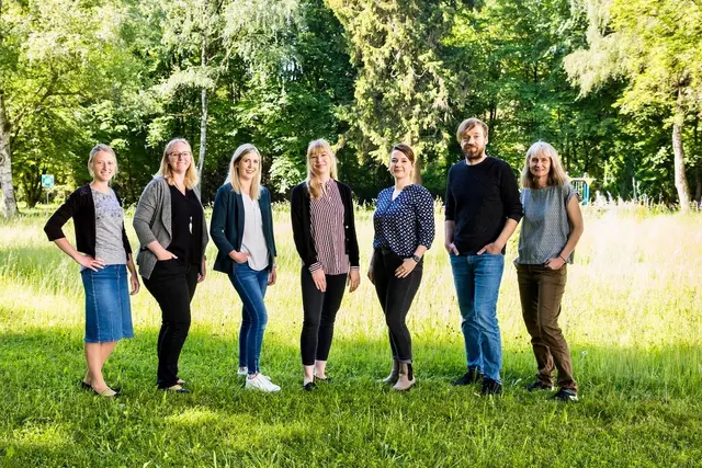 Schulleiterin Jessica Schipf (3.v.li) und ihr Stellvertreter Oliver Kraus (2.v.re) sind stolz auf das Ausbilder-Team. Die Berufsfachschule für Pflege an der Wertachklinik in Bobingen hat in der Capital-Ausbildungsstudie ganze fünf Sterne erreicht und gehört in ihrer Kategorie in Süddeutschland zu den besten sechs Ausbildern. Stellvertretend für das ganze Team auf dem Foto zu sehen sind (v.li) Praxisanleiterin Ariane Wimmer und die Lehrkräfte Stephanie Kössel, Christina Siebert und Frauke Gallina | Foto: Harald Sieg