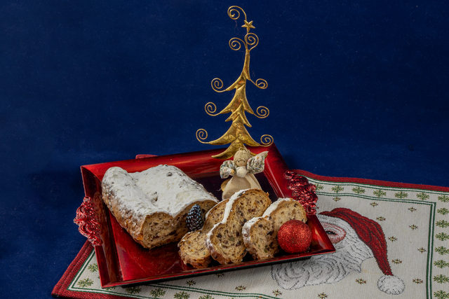 Gerne erinnere ich mich in diesen Tagen an die vorweihnachtliche Zeit in Omas Backstube. Ihren schon damals im weiten Familienkreis beliebten Christstollen hatte sie sie stets mit frischem Orangeat und Zitronat, mit selbst zubereiteten Gewürzmischungen und frischer Butter gebacken. In meinem Kochstudio habe ich Omas Christstollen ein wenig modernisiert. | Foto: FSeventfoto