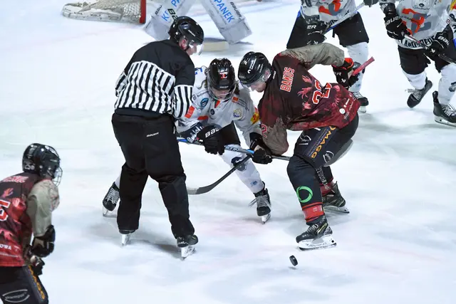 Gegen Landsberg hatte der EHC noch alles im Griff, in Peißenberg gab es aber nichts zu holen. (im Bild Leon Bakos in rot beim Bully mit Maxi Hermann)

