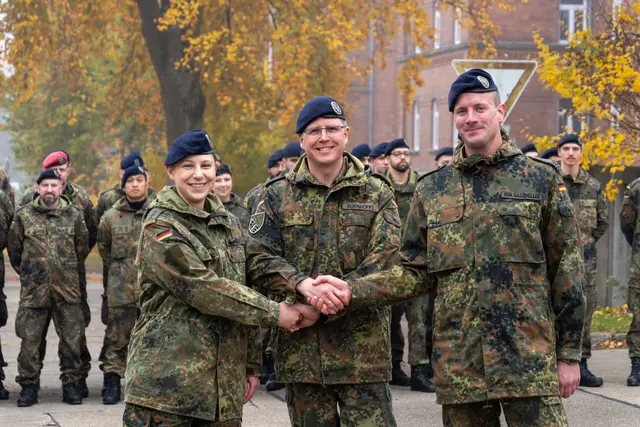 Der Kommandeur des Informationstechnikbataillons 292, Oberstleutnant Torge Bornhöfft (Bildmitte), übergibt das Kommando über die 6. Kompanie von Major Philipp von Bastineller (rechts im Bild) an Frau Hauptmann Johanna Schobert. | Foto: Thomas Straka, Bildrechte: Bundeswehr