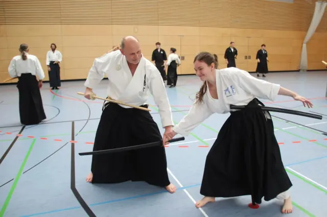 Bushidokai-Leiter Wolfgang Wimmer (links) demonstrierte mit Carina Zimmermann (rechts) eine Tuchinchi-no-Kurai-Übung. | Foto: Peter Heider
