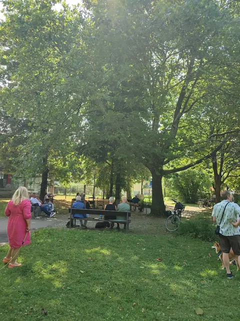 Engagement zur Rettung der Bäume in Nogent-Park
Musikständchen Gersthofer Liedrmacher Gustl Mair (Hans-Rainer Mayer Klang &amp; Bilder) | Foto: Foto Claudia Wegele