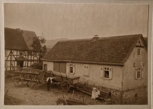 Nachdem das Herrenhaus abgebaut wurde und zum Reddighäuser Hammer kam, wurde dieses Haus 1838 auf den bestehenden Kellergewölbe gebaut.